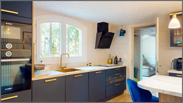 Villa atypique au charme provençal incroyable de 212 m2 habitable - 4 chambres et un bureau ou 5ème chambre - 3 salles d'eau - piscine - garage, le tout édifié sur un terrain d'un peu plus de 5200 m2.