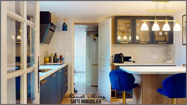 Villa atypique au charme provençal incroyable de 212 m2 habitable - 4 chambres et un bureau ou 5ème chambre - 3 salles d'eau - piscine - garage, le tout édifié sur un terrain d'un peu plus de 5200 m2.