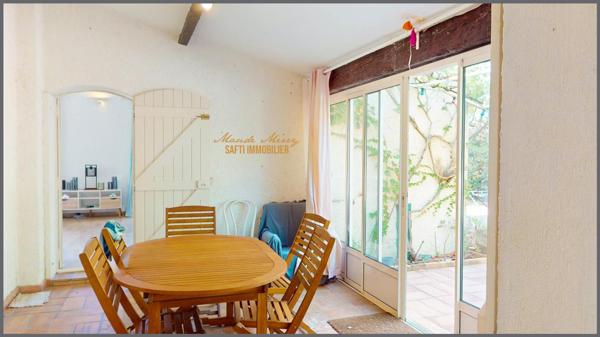 Villa atypique au charme provençal incroyable de 212 m2 habitable - 4 chambres et un bureau ou 5ème chambre - 3 salles d'eau - piscine - garage, le tout édifié sur un terrain d'un peu plus de 5200 m2.