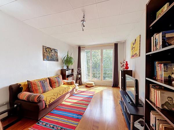 MONTREUIL, RUE ROCHEBRUNE, 10MIN DU METRO, AU CALME SUR JARDIN, DERNIER ETAGE, BEAU 2 PIECES TRAVERSANT AVEC UNE CAVE.