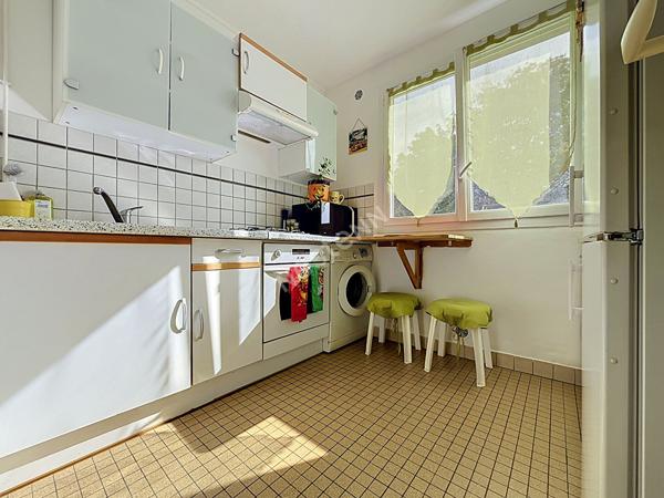 MONTREUIL, RUE ROCHEBRUNE, 10MIN DU METRO, AU CALME SUR JARDIN, DERNIER ETAGE, BEAU 2 PIECES TRAVERSANT AVEC UNE CAVE.
