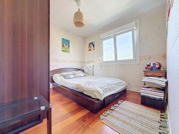 MONTREUIL, RUE ROCHEBRUNE, 10MIN DU METRO, AU CALME SUR JARDIN, DERNIER ETAGE, BEAU 2 PIECES TRAVERSANT AVEC UNE CAVE.