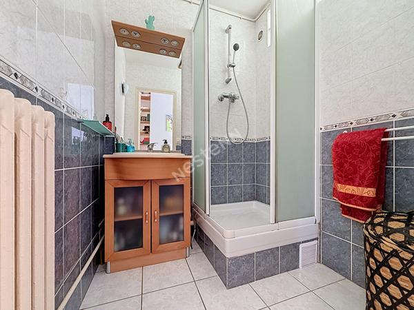 MONTREUIL, RUE ROCHEBRUNE, 10MIN DU METRO, AU CALME SUR JARDIN, DERNIER ETAGE, BEAU 2 PIECES TRAVERSANT AVEC UNE CAVE.