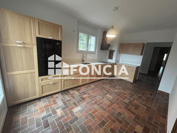 Location Maison 6 pièces 228.61 m² - Saint Mitre Les Remparts 13920