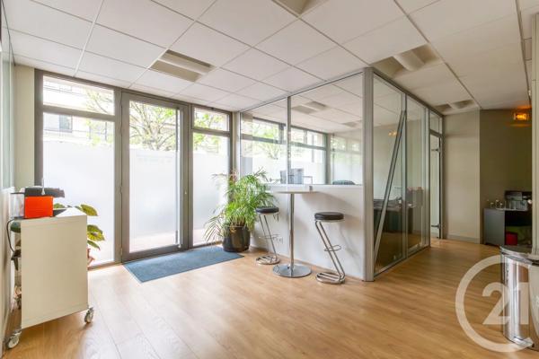 à vendre  66 m 2   PARIS  - 75018