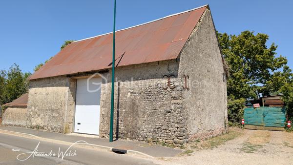 Située à proximité d'Orgères-en-Beauce, cette grange de 72 m², implantée sur un terrain de 120 m², offre un beau potentiel pour concrétiser votre projet, elle est dotée d'une chape béton et d'une grande porte récente 3000X3500, idéale pour le passage de véhicules utilitaires, camping-cars ou matériel.

Cette grange s'adapte à de nombreux projets :

• espace de stockage professionnel ou particulier ;
• atelier d'artisan ou local pour auto-entrepreneur ;
• garage pour camping-car, caravane ou véhicules de collection ;
• dépôt de matériel ;
• ou encore projet de réhabilitation en habitation (sous réserve des autorisations d'urbanisme).

Non viabilisée à ce jour, la grange bénéficie d'une attente pour le raccordement au tout-à-l'égout, un véritable atout pour envisager sereinement son évolution.

Ce bien saura vous séduire par ses beaux volumes, sa belle hauteur sous toiture et les nombreuses possibilités d'aménagement qu'il offre. 

Ses caractéristiques en font une opportunité idéale pour un projet personnel ou un investissement.

Pour tout renseignement complémentaire ou pour organiser une visite, contactez-moi dès aujourd'hui.

Dans le cadre de votre projet d’acquisition et conformément aux dispositions de la loi ELAN, nous souhaitons vous informer de vos droits avant la visite du bien que vous envisagez. Nous vous rappelons que vous avez la possibilité de vous faire accompagner, lors de la visite, par un professionnel de la construction de votre choix (architecte, expert en bâtiment, maître d’œuvre, artisan, etc.). Cette démarche peut vous permettre d’obtenir un avis technique éclairé sur l’état du bien, d’identifier d’éventuels travaux à prévoir et de sécuriser votre projet d’acquisition. Nous vous remercions de bien vouloir nous informer en amont de la visite si vous souhaitez être accompagné(e), afin de faciliter l’organisation de celle-ci dans les meilleures conditions.

-----------------------------------------------------------------------------------