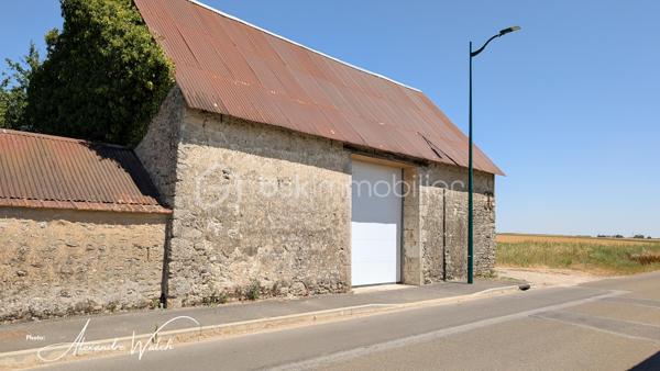 Située à proximité d'Orgères-en-Beauce, cette grange de 72 m², implantée sur un terrain de 120 m², offre un beau potentiel pour concrétiser votre projet, elle est dotée d'une chape béton et d'une grande porte récente 3000X3500, idéale pour le passage de véhicules utilitaires, camping-cars ou matériel.

Cette grange s'adapte à de nombreux projets :

• espace de stockage professionnel ou particulier ;
• atelier d'artisan ou local pour auto-entrepreneur ;
• garage pour camping-car, caravane ou véhicules de collection ;
• dépôt de matériel ;
• ou encore projet de réhabilitation en habitation (sous réserve des autorisations d'urbanisme).

Non viabilisée à ce jour, la grange bénéficie d'une attente pour le raccordement au tout-à-l'égout, un véritable atout pour envisager sereinement son évolution.

Ce bien saura vous séduire par ses beaux volumes, sa belle hauteur sous toiture et les nombreuses possibilités d'aménagement qu'il offre. 

Ses caractéristiques en font une opportunité idéale pour un projet personnel ou un investissement.

Pour tout renseignement complémentaire ou pour organiser une visite, contactez-moi dès aujourd'hui.

Dans le cadre de votre projet d’acquisition et conformément aux dispositions de la loi ELAN, nous souhaitons vous informer de vos droits avant la visite du bien que vous envisagez. Nous vous rappelons que vous avez la possibilité de vous faire accompagner, lors de la visite, par un professionnel de la construction de votre choix (architecte, expert en bâtiment, maître d’œuvre, artisan, etc.). Cette démarche peut vous permettre d’obtenir un avis technique éclairé sur l’état du bien, d’identifier d’éventuels travaux à prévoir et de sécuriser votre projet d’acquisition. Nous vous remercions de bien vouloir nous informer en amont de la visite si vous souhaitez être accompagné(e), afin de faciliter l’organisation de celle-ci dans les meilleures conditions.

-----------------------------------------------------------------------------------