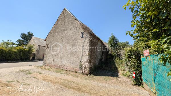 Située à proximité d'Orgères-en-Beauce, cette grange de 72 m², implantée sur un terrain de 120 m², offre un beau potentiel pour concrétiser votre projet, elle est dotée d'une chape béton et d'une grande porte récente 3000X3500, idéale pour le passage de véhicules utilitaires, camping-cars ou matériel.

Cette grange s'adapte à de nombreux projets :

• espace de stockage professionnel ou particulier ;
• atelier d'artisan ou local pour auto-entrepreneur ;
• garage pour camping-car, caravane ou véhicules de collection ;
• dépôt de matériel ;
• ou encore projet de réhabilitation en habitation (sous réserve des autorisations d'urbanisme).

Non viabilisée à ce jour, la grange bénéficie d'une attente pour le raccordement au tout-à-l'égout, un véritable atout pour envisager sereinement son évolution.

Ce bien saura vous séduire par ses beaux volumes, sa belle hauteur sous toiture et les nombreuses possibilités d'aménagement qu'il offre. 

Ses caractéristiques en font une opportunité idéale pour un projet personnel ou un investissement.

Pour tout renseignement complémentaire ou pour organiser une visite, contactez-moi dès aujourd'hui.

Dans le cadre de votre projet d’acquisition et conformément aux dispositions de la loi ELAN, nous souhaitons vous informer de vos droits avant la visite du bien que vous envisagez. Nous vous rappelons que vous avez la possibilité de vous faire accompagner, lors de la visite, par un professionnel de la construction de votre choix (architecte, expert en bâtiment, maître d’œuvre, artisan, etc.). Cette démarche peut vous permettre d’obtenir un avis technique éclairé sur l’état du bien, d’identifier d’éventuels travaux à prévoir et de sécuriser votre projet d’acquisition. Nous vous remercions de bien vouloir nous informer en amont de la visite si vous souhaitez être accompagné(e), afin de faciliter l’organisation de celle-ci dans les meilleures conditions.

-----------------------------------------------------------------------------------