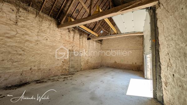 Située à proximité d'Orgères-en-Beauce, cette grange de 72 m², implantée sur un terrain de 120 m², offre un beau potentiel pour concrétiser votre projet, elle est dotée d'une chape béton et d'une grande porte récente 3000X3500, idéale pour le passage de véhicules utilitaires, camping-cars ou matériel.

Cette grange s'adapte à de nombreux projets :

• espace de stockage professionnel ou particulier ;
• atelier d'artisan ou local pour auto-entrepreneur ;
• garage pour camping-car, caravane ou véhicules de collection ;
• dépôt de matériel ;
• ou encore projet de réhabilitation en habitation (sous réserve des autorisations d'urbanisme).

Non viabilisée à ce jour, la grange bénéficie d'une attente pour le raccordement au tout-à-l'égout, un véritable atout pour envisager sereinement son évolution.

Ce bien saura vous séduire par ses beaux volumes, sa belle hauteur sous toiture et les nombreuses possibilités d'aménagement qu'il offre. 

Ses caractéristiques en font une opportunité idéale pour un projet personnel ou un investissement.

Pour tout renseignement complémentaire ou pour organiser une visite, contactez-moi dès aujourd'hui.

Dans le cadre de votre projet d’acquisition et conformément aux dispositions de la loi ELAN, nous souhaitons vous informer de vos droits avant la visite du bien que vous envisagez. Nous vous rappelons que vous avez la possibilité de vous faire accompagner, lors de la visite, par un professionnel de la construction de votre choix (architecte, expert en bâtiment, maître d’œuvre, artisan, etc.). Cette démarche peut vous permettre d’obtenir un avis technique éclairé sur l’état du bien, d’identifier d’éventuels travaux à prévoir et de sécuriser votre projet d’acquisition. Nous vous remercions de bien vouloir nous informer en amont de la visite si vous souhaitez être accompagné(e), afin de faciliter l’organisation de celle-ci dans les meilleures conditions.

-----------------------------------------------------------------------------------