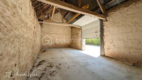 Située à proximité d'Orgères-en-Beauce, cette grange de 72 m², implantée sur un terrain de 120 m², offre un beau potentiel pour concrétiser votre projet, elle est dotée d'une chape béton et d'une grande porte récente 3000X3500, idéale pour le passage de véhicules utilitaires, camping-cars ou matériel.

Cette grange s'adapte à de nombreux projets :

• espace de stockage professionnel ou particulier ;
• atelier d'artisan ou local pour auto-entrepreneur ;
• garage pour camping-car, caravane ou véhicules de collection ;
• dépôt de matériel ;
• ou encore projet de réhabilitation en habitation (sous réserve des autorisations d'urbanisme).

Non viabilisée à ce jour, la grange bénéficie d'une attente pour le raccordement au tout-à-l'égout, un véritable atout pour envisager sereinement son évolution.

Ce bien saura vous séduire par ses beaux volumes, sa belle hauteur sous toiture et les nombreuses possibilités d'aménagement qu'il offre. 

Ses caractéristiques en font une opportunité idéale pour un projet personnel ou un investissement.

Pour tout renseignement complémentaire ou pour organiser une visite, contactez-moi dès aujourd'hui.

Dans le cadre de votre projet d’acquisition et conformément aux dispositions de la loi ELAN, nous souhaitons vous informer de vos droits avant la visite du bien que vous envisagez. Nous vous rappelons que vous avez la possibilité de vous faire accompagner, lors de la visite, par un professionnel de la construction de votre choix (architecte, expert en bâtiment, maître d’œuvre, artisan, etc.). Cette démarche peut vous permettre d’obtenir un avis technique éclairé sur l’état du bien, d’identifier d’éventuels travaux à prévoir et de sécuriser votre projet d’acquisition. Nous vous remercions de bien vouloir nous informer en amont de la visite si vous souhaitez être accompagné(e), afin de faciliter l’organisation de celle-ci dans les meilleures conditions.

-----------------------------------------------------------------------------------
