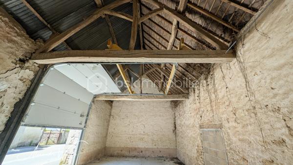 Située à proximité d'Orgères-en-Beauce, cette grange de 72 m², implantée sur un terrain de 120 m², offre un beau potentiel pour concrétiser votre projet, elle est dotée d'une chape béton et d'une grande porte récente 3000X3500, idéale pour le passage de véhicules utilitaires, camping-cars ou matériel.

Cette grange s'adapte à de nombreux projets :

• espace de stockage professionnel ou particulier ;
• atelier d'artisan ou local pour auto-entrepreneur ;
• garage pour camping-car, caravane ou véhicules de collection ;
• dépôt de matériel ;
• ou encore projet de réhabilitation en habitation (sous réserve des autorisations d'urbanisme).

Non viabilisée à ce jour, la grange bénéficie d'une attente pour le raccordement au tout-à-l'égout, un véritable atout pour envisager sereinement son évolution.

Ce bien saura vous séduire par ses beaux volumes, sa belle hauteur sous toiture et les nombreuses possibilités d'aménagement qu'il offre. 

Ses caractéristiques en font une opportunité idéale pour un projet personnel ou un investissement.

Pour tout renseignement complémentaire ou pour organiser une visite, contactez-moi dès aujourd'hui.

Dans le cadre de votre projet d’acquisition et conformément aux dispositions de la loi ELAN, nous souhaitons vous informer de vos droits avant la visite du bien que vous envisagez. Nous vous rappelons que vous avez la possibilité de vous faire accompagner, lors de la visite, par un professionnel de la construction de votre choix (architecte, expert en bâtiment, maître d’œuvre, artisan, etc.). Cette démarche peut vous permettre d’obtenir un avis technique éclairé sur l’état du bien, d’identifier d’éventuels travaux à prévoir et de sécuriser votre projet d’acquisition. Nous vous remercions de bien vouloir nous informer en amont de la visite si vous souhaitez être accompagné(e), afin de faciliter l’organisation de celle-ci dans les meilleures conditions.

-----------------------------------------------------------------------------------