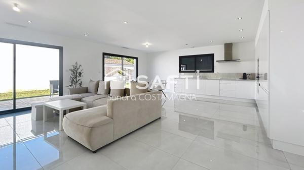 Maison récente avec jardin