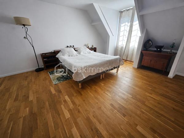 📍 Emplacement : À 5 minutes de Boutigny-sur-Essonne - Sur la commune de Courdimanche-sur-Essonne

Construction de qualité et maison de 145m² bien entretenue et soignée

👉 Au rez-de-chaussée :
- Une entrée avec rangement
- Un magnifique séjour cathédral donnant un accès direct à la terrasse arrière ainsi qu'au jardin
- Un espace salon avec une cheminée ayant un accès direct à la terrasse avant de la maison
- Une cuisine aménagée et équipée
- Un WC avec lave-mains

🛏️ À l'étage :
- Une mezzanine avec un espace bureau
- 3 belles chambres dont deux avec dressing
- Une salle de bains avec douche et WC

🌳 Partie extérieure
- Deux terrasses avant et arrière (Exposition Est et Ouest)
- Un garage isolé attenant à la cuisine ainsi qu'un sous-sol partiel
- Possibilité de stationner plusieurs véhicules sur la propriété

Le tout édifié sur une parcelle totale de 1 125m²

✅ Les plus : Huisseries en double vitrage PVC - Beaux volumes - Toiture en très bon - Système de chauffage : bois + gaz - Chaudière gaz à condensation - Dalle béton à l'étage - Adoucisseur d'eau - Récupérateur d'eau - Tout à l'égout

📞 Vous souhaitez plus de renseignements et/ou convenir d'une visite ? Contactez-moi, je suis disponible 7jours/7
** OUVERT A L'INTER-CABINET