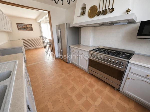 📍 Emplacement : À 5 minutes de Boutigny-sur-Essonne - Sur la commune de Courdimanche-sur-Essonne

Construction de qualité et maison de 145m² bien entretenue et soignée

👉 Au rez-de-chaussée :
- Une entrée avec rangement
- Un magnifique séjour cathédral donnant un accès direct à la terrasse arrière ainsi qu'au jardin
- Un espace salon avec une cheminée ayant un accès direct à la terrasse avant de la maison
- Une cuisine aménagée et équipée
- Un WC avec lave-mains

🛏️ À l'étage :
- Une mezzanine avec un espace bureau
- 3 belles chambres dont deux avec dressing
- Une salle de bains avec douche et WC

🌳 Partie extérieure
- Deux terrasses avant et arrière (Exposition Est et Ouest)
- Un garage isolé attenant à la cuisine ainsi qu'un sous-sol partiel
- Possibilité de stationner plusieurs véhicules sur la propriété

Le tout édifié sur une parcelle totale de 1 125m²

✅ Les plus : Huisseries en double vitrage PVC - Beaux volumes - Toiture en très bon - Système de chauffage : bois + gaz - Chaudière gaz à condensation - Dalle béton à l'étage - Adoucisseur d'eau - Récupérateur d'eau - Tout à l'égout

📞 Vous souhaitez plus de renseignements et/ou convenir d'une visite ? Contactez-moi, je suis disponible 7jours/7
** OUVERT A L'INTER-CABINET