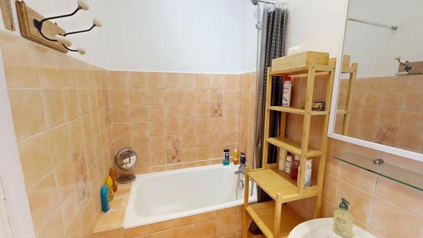 Proche Quai du Rhône- rue Cavenne 41.99 m2