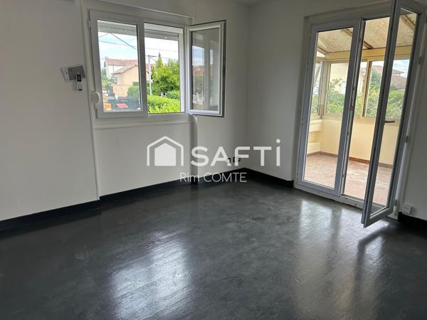 Maison rénovée de 65 m² à étage – Quartier résidentiel ultra paisible – Terrain de 800 m² constructible!!