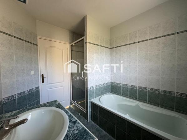 Maison de plain-pied fonctionnelle et lumineuse, idéale pour toute la famille.