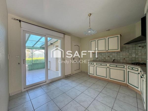 Maison de plain-pied fonctionnelle et lumineuse, idéale pour toute la famille.