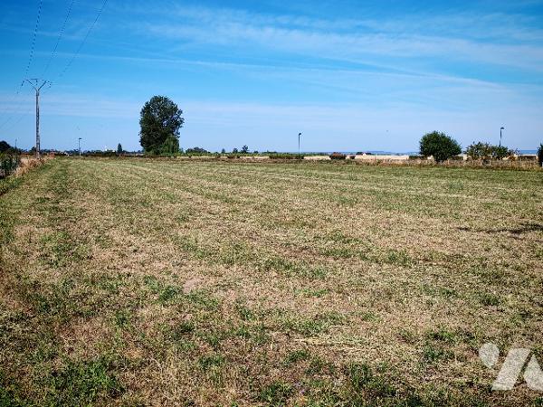 Terrain à bâtir non viabilisé d'une superficie d'environ 810 m².
