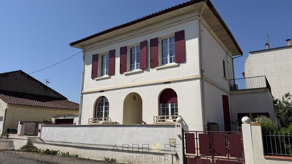 Centre ville belle maison "année 30" avec jardin et garage .