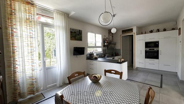 Centre ville belle maison "année 30" avec jardin et garage .