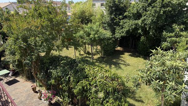 Centre ville belle maison "année 30" avec jardin et garage .