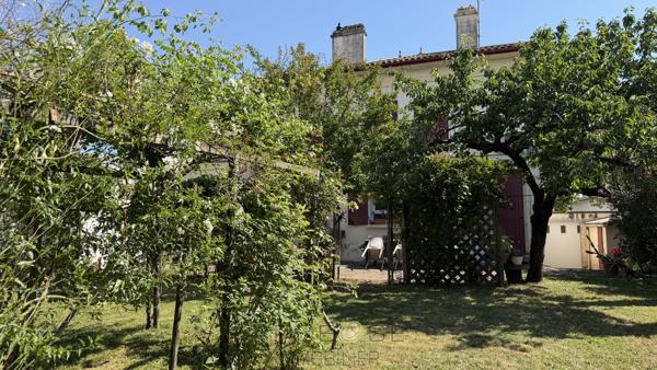 Centre ville belle maison "année 30" avec jardin et garage .