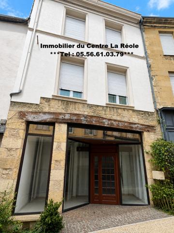 Immeuble de ville avec partie commerciale et partie habitation avec terrasse