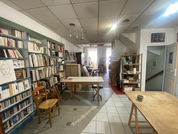 Immeuble de ville avec partie commerciale et partie habitation avec terrasse