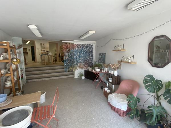 Immeuble de ville avec partie commerciale et partie habitation avec terrasse