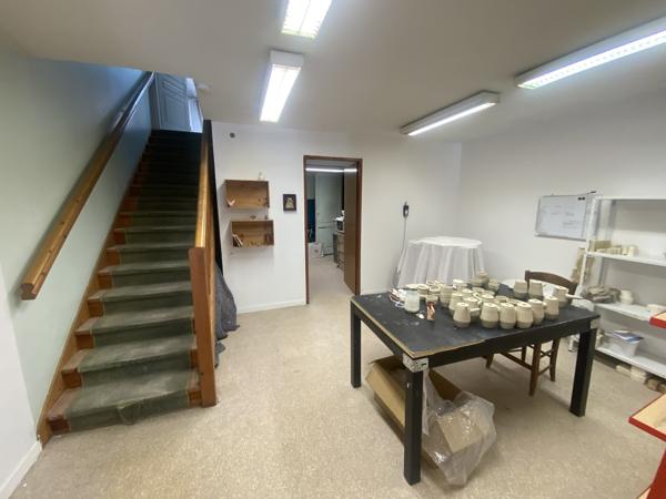 Immeuble de ville avec partie commerciale et partie habitation avec terrasse