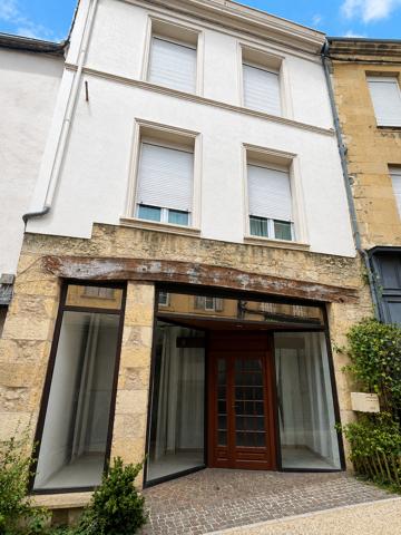 Immeuble de ville avec partie commerciale et partie habitation avec terrasse