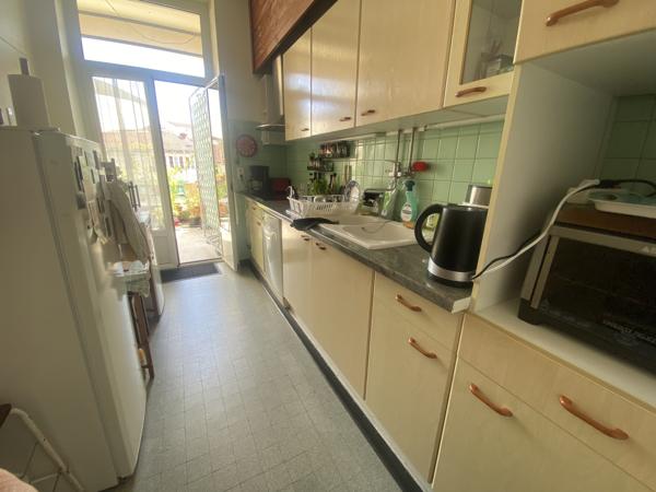Immeuble de ville avec partie commerciale et partie habitation avec terrasse