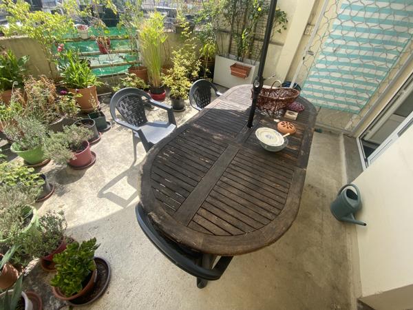 Immeuble de ville avec partie commerciale et partie habitation avec terrasse