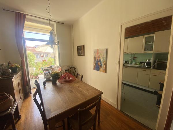 Immeuble de ville avec partie commerciale et partie habitation avec terrasse