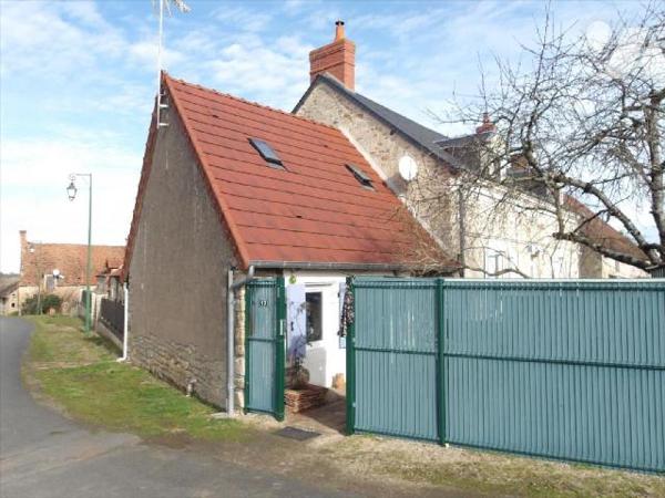 A BEDDES (18) CHER, PRIX NEGOCIABLE - A SAISIR ! Charmante maisonnette de pays en pierres de 42...