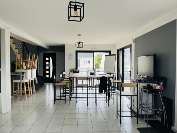 Bureaux à louer à Saint-Nazaire avec espace de stockage et parking extérieur