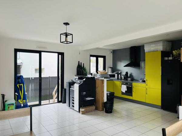 Bureaux à louer à Saint-Nazaire avec espace de stockage et parking extérieur