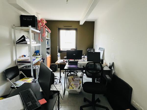 Bureaux à louer à Saint-Nazaire avec espace de stockage et parking extérieur