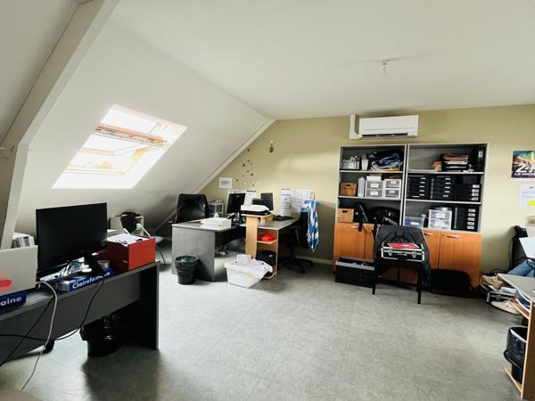Bureaux à louer à Saint-Nazaire avec espace de stockage et parking extérieur