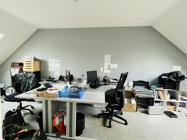 Bureaux à louer à Saint-Nazaire avec espace de stockage et parking extérieur