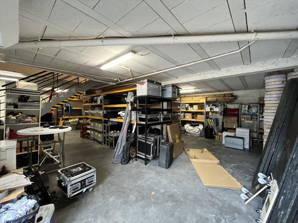 Bureaux à louer à Saint-Nazaire avec espace de stockage et parking extérieur