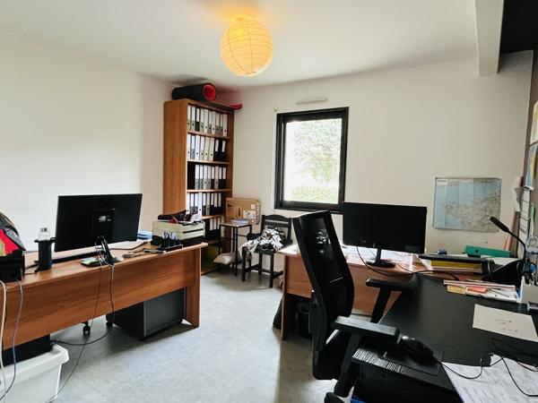 Bureaux à louer à Saint-Nazaire avec espace de stockage et parking extérieur