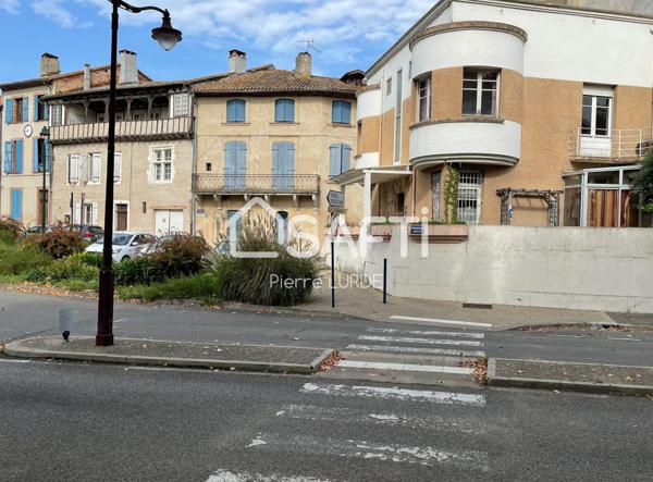 Maison de ville à rénover avec garage et terrasse