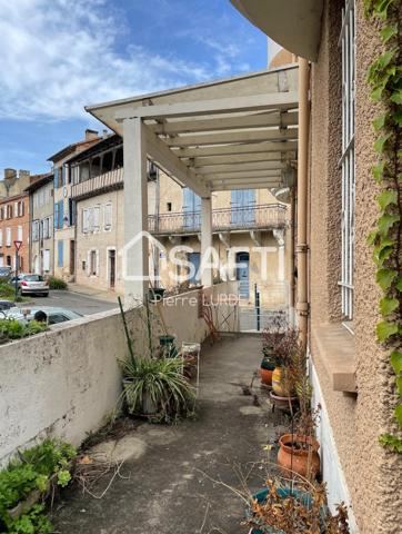 Maison de ville à rénover avec garage et terrasse