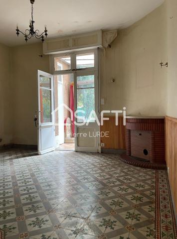 Maison de ville à rénover avec garage et terrasse