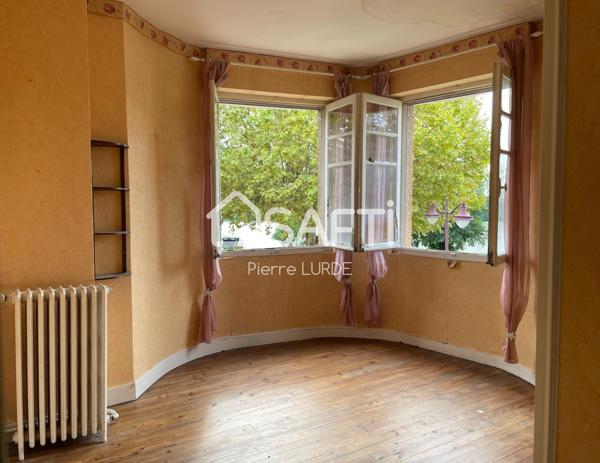 Maison de ville à rénover avec garage et terrasse