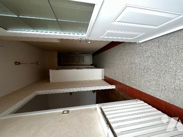 Maison d’habitation située en centre ville, avec salle, cuisine, 3 chambres, salle d'eau, garage.