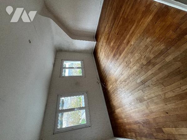 Maison d’habitation située en centre ville, avec salle, cuisine, 3 chambres, salle d'eau, garage.