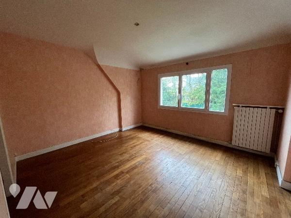 Maison d’habitation située en centre ville, avec salle, cuisine, 3 chambres, salle d'eau, garage.